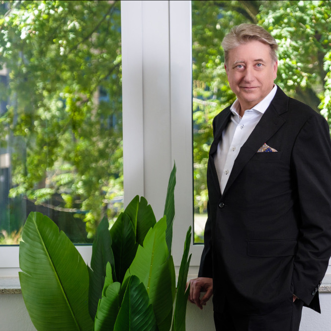 Harald Buchholz, Geschäftsführer der Intelligent Solutions GmbH, in seinem Büro