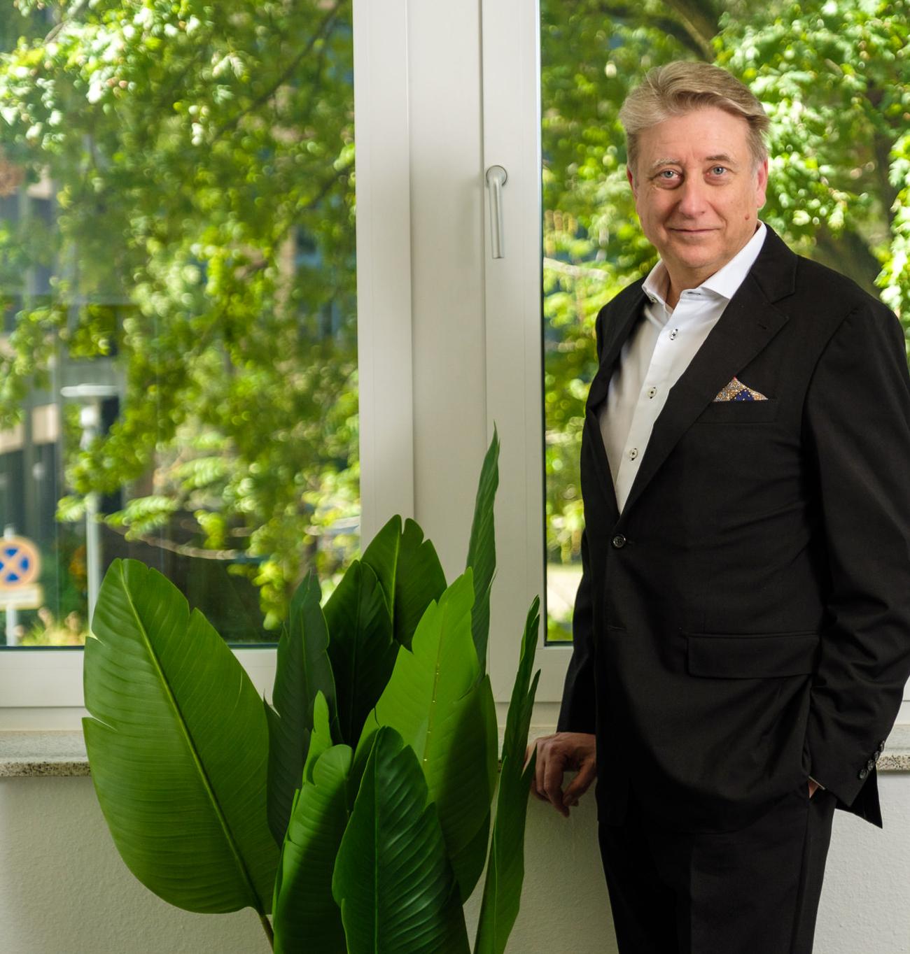 Harald Buchholz, Geschäftsführer der Intelligent Solutions GmbH, in seinem Büro