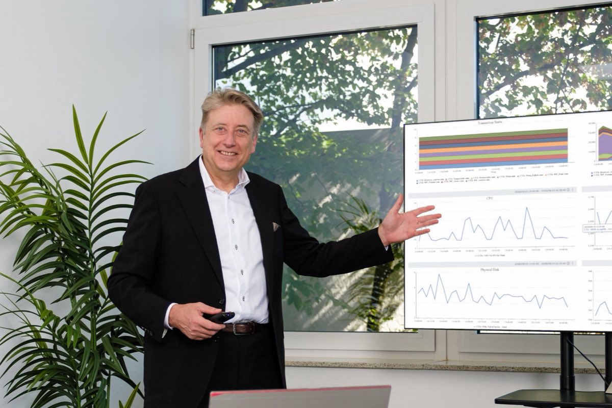 Harald Buchholz erläutert Messverläufe auf einem Präsentationsbildschirm